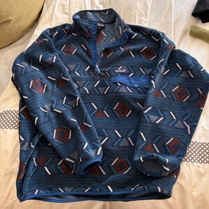 Blue patterned Patagonia synchilla fleece pullover
